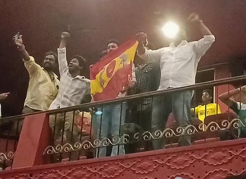 புதுச்சேரி: தவெக கொடியுடன் வந்து ‘தி கோட்’ படத்தை வரவேற்று கொண்டாடிய  விஜய் ரசிகர்கள்