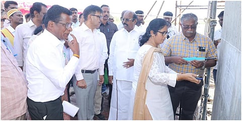 மதுரை அப்பலோ சந்திப்பில் நடைபெற்று வரும் மேம்பாலப் பணிகளை பொதுப்பணித்துறை அமைச்சர் எ.வ.வேலு ஆய்வு செய்தார்
