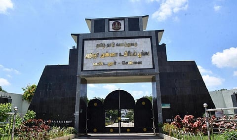 வண்டலூர் உயிரியல் பூங்காவில் யானை தந்தங்கள் திருட்டு: 4 பேர் கைது; 2 தந்தங்கள் பறிமுதல்