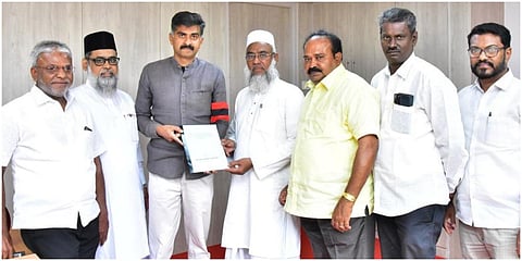 மத்தி அரசின் வக்பு சட்டத் திருத்த மசோதாவை திரும்பப் பெற வலியுறுத்தி மதிமுக எம்பி துரை வைகோவிடம் ஜமாத் நிர்வாகிகள் மனு அளித்தனர்.