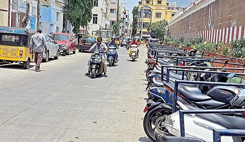 சென்னை திருவல்லிக்கேணி பார்த்த சாரதி கோயில் சுற்றுச்சுவரை ஒட்டி அமைக்கப்பட்டுள்ள பூங்கா மற்றும் இருசக்கர வாகன நிறுத்துமிடம். | படங்கள்: டி.செல்வகுமார் |