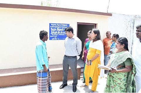 கோவை மாவட்டம் காரமடை ஊராட்சி ஒன்றியம் பெள்ளாதியில் ஊரக வளர்ச்சி மற்றும் ஊராட்சிகள்துறை சார்பில் கலைஞரின் கனவு இல்லம் திட்டம் மற்றும் ஊரக வீடுகள் பழுது நீக்கும் திட்டம் ஆகிய திட்டங்களின் மூலம் பயன் பெற்ற பயனாளிகளிடம் 'நிறைந்தது மனம்' நிகழ்ச்சியில் மாவட்ட ஆட்சியர் கிராந்திகுமார் பாடி கலந்துரையாடினார்.