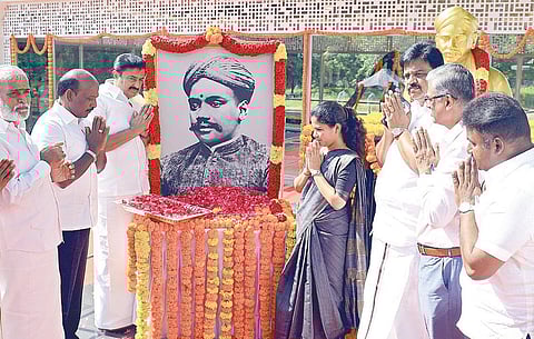 `கப்பலோட்டிய தமிழன்' வ.உ.சிதம்பரனார் 153-வது பிறந்த நாளை முன்னிட்டு சென்னை, கிண்டி, காந்தி மண்டப வளாகத்தில் அமைந்துள்ள அவரின் உருவச் சிலைக்கு அருகில் வைக்கப்பட்டிருந்த உருவப் படத்துக்கு செய்தி மக்கள் தொடர்புத் துறையின் சார்பில், அமைச்சர்கள் மு.பெ.சாமிநாதன், மா.சுப்பிரமணியன்,  பி.கே.சேகர்பாபு, மேயர் பிரியா, பிரபாகரராஜா எம்எல்ஏ, துணை மேயர் மகேஷ் குமார், தமிழ் வளர்ச்சி மற்றும் செய்தித் துறை செயலாளர் வே.ராஜாராமன், செய்தி மக்கள் தொடர்புத் துறை இயக்குநர் இரா.வைத்திநாதன் ஆகியோர்மலர்தூவி மரியாதை செலுத்தினர்.