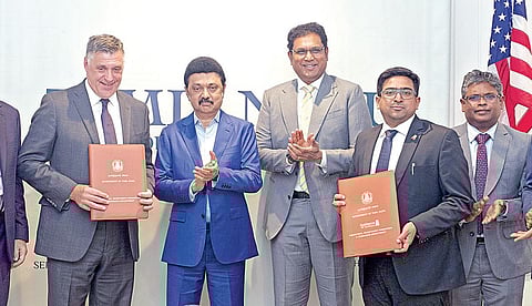 அமெரிக்காவின் சிகாகோ நகரில் முதல்வர் ஸ்டாலின் முன்னிலையில் ட்ரில்லியன்ட் நிறுவனத்துடன் புரிந்துணர்வு ஒப்பந்தம் கையெழுத்தானது. உடன், தமிழக தொழில் துறை அமைச்சர் டிஆர்பி.ராஜா, துறை செயலர் அருண் ராய், தொழில் வழிகாட்டி நிறுவனத்தின் மேலாண் இயக்குநர் விஷ்ணு, ட்ரில்லியன்ட் நிறுவனத்தின் தலைமை வணிக அலுவலர் மைக்கேல் ஜே மார்டிமர் உள்ளிட்டோர்.