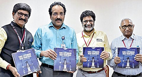 பெங்களூருவில் உள்ள இஸ்ரோ மையத்தில் நேற்று நடைபெற்ற நிகழ்ச்சியில் 'தி இந்து' பதிப்பகத்தின் 'இஸ்ரோ: எக்ஸ்ப்ளோரிங் நியூ ஃபிரான்டியர்ஸ் - டு தி மூன், தி சன் & பியோண்ட்' என்ற காபி டேபிள் புத்தகத்தை இஸ்ரோ தலைவர் சோம்நாத் வெளியிட்டார். உடன் (இடமிருந்து) 'தி இந்து' நாளிதழ் விற்பனை பிரிவின் துணைத் தலைவர் ஸ்ரீதர் அர்னாலா, 'தி இந்து' ஆசிரியர் சுரேஷ் நம்பத், 'ஃப்ரண்ட்லைன்' இதழின் முன்னாள் அசோசியேட் எடிட்டர் டி.எஸ்.சுப்ரமணியன். படம்: கே.முரளிகுமார்