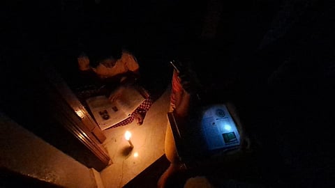 திருப்புவனம்: 10 நாட்களாக மின்வெட்டில் தவிக்கும் கிராமம்; மெழுகுவர்த்தி வெளிச்சத்தில் படிக்கும் மாணவர்கள்