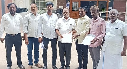 விழுப்புரம் ஆட்சியர் அலுவலகத்தில் மனு அளிக்கவந்த மக்கள் உரிமைகள் கழகத்தினர்.