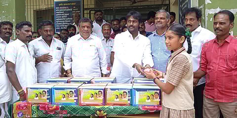 மதுரை திருப்பரங்குன்றம் அருகே அயன்பாப்பாகுடியிலுள்ள அரசு உயர்நிலைப்பள்ளிக்கு ரூ.60 ஆயிரம் மதிப்பிலான மின்விசிறிகள், பரிசுப்பொருட்களை விஜயபிரபாகரன் வழங்கினார்.