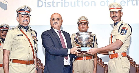 ஐபிஎஸ் பயிற்சியில் சிறப்பாகப் பணியாற்றியதற்காக மதனுக்கு குடியரசு தலைவர் கோப்பையை வழங்கிய சிஐபி இயக்குநர் பிரவீன் சூட் .