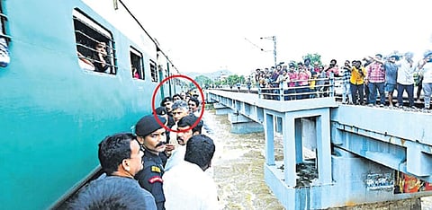 வெள்ள ஆய்வுப் பணியின்போது திடீரென எதிரே வந்த ரயிலில் இருந்து பாதுகாப்பதற்காக ஆந்திர முதல்வர் சந்திரபாபுவை சுற்றிவளைத்து நின்ற  பாதுகாவலர்கள்.