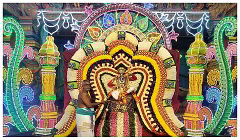 விநாயகர் சதுர்த்தி: புதுச்சேரி மணக்குள விநாயகர் கோயிலில் பொதுமக்கள் தரிசனம்