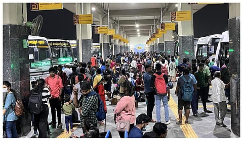 கிளாம்பாக்கத்தில் குவிந்த மக்கள்: விநாயகர் சதுர்த்தியையொட்டி சொந்த ஊர் செல்ல பேருந்துகள் கிடைக்காமல் அவதி