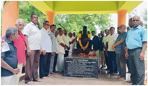 நினைவிடத்தில் மலர் வணக்கம்