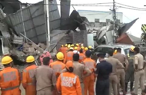 உ.பி.யில் 3 மாடி கட்டிடம் இடிந்து விழுந்து விபத்து: ஒருவர் பலி; பலர் சிக்கியிருப்பதாக அச்சம்