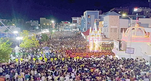 நாகை மாவட்டம் வேளாங்கண்ணி புனித ஆரோக்கிய அன்னை பேராலய ஆண்டுப் பெருவிழாவையொட்டி நேற்று முன்தினம் இரவு நடைபெற்ற பெரிய தேர் பவனியில் லட்சக்கணக்கான பக்தர்கள் பங்கேற்றனர்.