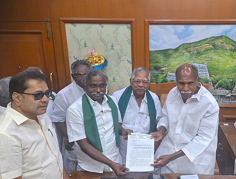 புதுவை முதல்வர் ரங்கசாமியிடம் காவிரி விவசாயிகள் சங்கத்தினர் மனு அளித்தனர்.