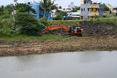 அடையாற்றில் வரதராஜபுரம் பகுதியில் ஆகாய தாமரை அகற்றும் பணி நடைபெற்று வருகிறது | படம்: எம். முத்துகணேஷ்