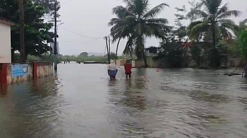 ஒடிசாவில் புயல் கரையை கடந்ததால் ஆந்திராவில் பலத்த காற்றுடன் கனமழை: நிலச்சரிவால் 3 பேர் உயிரிழப்பு