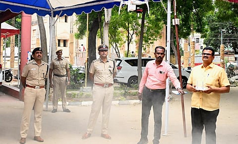 பரமக்குடி தாலுகா காவல் நிலையத்தில் ட்ரோன் கேமராக்களை பறக்கவிட்டு ஆய்வு செய்த தென் மண்டல ஐஜி பிரேம் ஆனந்த் சின்கா. அருகில் ராமநாதபுரம் மாவட்ட காவல் கண்காணிப்பாளர் ஜி.சந்தீஷ்.