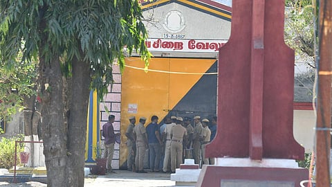 ஆயுள் தண்டனை கைதி சித்ரவதை புகார்: சிறை டிஐஜி உட்பட 14 பேர் மீது வழக்கு