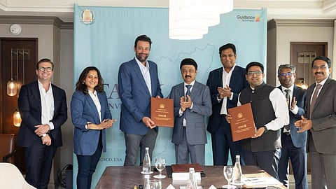 அமெரிக்காவின் சிகாகோவில் முதல்வர் ஸ்டாலின் முன்னிலையில் ஜாபில் நிறுவனத்துடன் புரிந்துணர்வு ஒப்பந்தம் மேற்கொள்ளப்பட்டது. உடன், தமிழக தொழில் துறை அமைச்சர் டிஆர்பி.ராஜா, துறை செயலர் அருண் ராய், தொழில் வழிகாட்டி நிறுவனத்தின் மேலாண்மை இயக்குநர் விஷ்ணு, ஜாபில் நிறுவனத்தின் செயல் துணை தலைவர் மேட் கிரவுலி, முதுநிலை இயக்குநர் நித்து சின்கா மற்றும் பி.ஜெ.ஃபேரன்காப் ஆகியோர்.