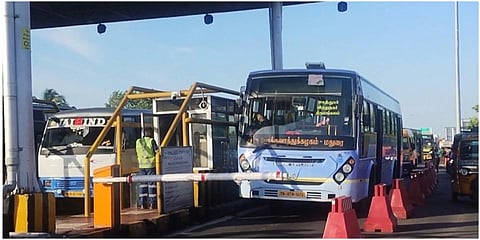 ஃபாஸ்டேக்-கில் பணமின்றி அரசு பஸ்களை திருப்பி அனுப்பிய கப்பலூர் சுங்கச்சாவடி நிர்வாகம் - பயணிகள் அதிருப்தி