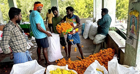 ஓணம் பண்டிகையை முன்னிட்டு கேரளாவிற்கு திண்டுக்கல்லில் இருந்து லாரிகள் மூலம் அனுப்பப்படும் பூக்கள். படம்: நா.தங்கரத்தினம்.