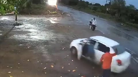 சாப்பிட்ட பில்லுக்கு பணம் தராமல் காரில் வாடிக்கையாளர்கள் தப்பிச் செல்லும் காட்சி ஓட்டலில் உள்ள சிசிடிவி-யில் பதிவாகியிருந்தது.