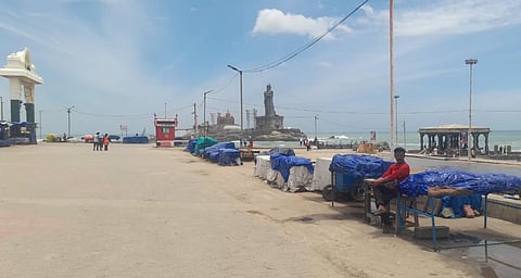 சுற்றுலாப் பயணிகள் இன்றி வெறிச்சோடி காணப்பட்ட முக்கடல் சங்கம கடற்கரை பகுதி.