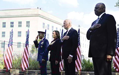 இரட்டை கோபுர தாக்குதல் நினைவிடத்தில் அஞ்சலி செலுத்திய அமெரிக்கஅதிபர் ஜோ பைடன், துணை அதிபர் கமலா ஹாரிஸ்.படம்: பிடிஐ