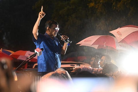 திகார் சிறைக்கு வெளியே தொண்டர்கள் மத்தியில் உரையாற்றும் கேஜ்ரிவால்