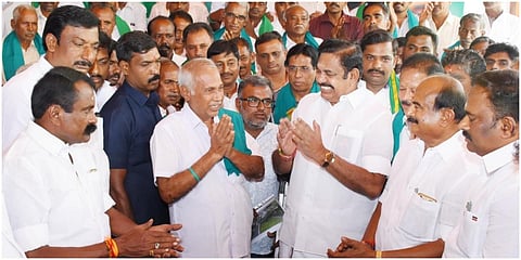 சேலத்தில் அத்திக்கடவு அவினாசி திட்டத்தின் மூலம் பயன்பெறும் விவசாயிகள் அதிமுக பொதுச்செயலாளர் பழனிசாமியை  சந்தித்து நன்றி தெரிவித்தனர் | படம்: எஸ்.குரு பிரசாத் 