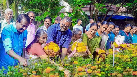 ஓணம்: பூக்கள் விலை உயர்வால் தென்காசி விவசாயிகள் மகிழ்ச்சி!