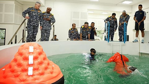 அவசர காலங்களில் நீர்மூழ்கியில் இருந்து கடற்படை வீரர்கள் பாதுகாப்பாக தப்பிச் செல்வதற்கான பயிற்சி விசாகப்பட்டி னத்தில் தொடங்கப்பட்டு உள்ளது. படம்: பிடிஐ