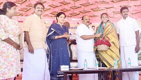 பாராலிம்பிக் போட்டியில் வெள்ளி பதக்கம் வென்ற துளசிமதிக்கு பாராட்டு