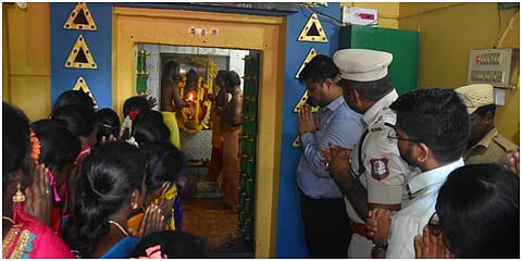 கும்மிடிப்பூண்டி அருகே வழுதலம்பேடு எட்டியம்மன் கோயில் ஒரு மாதத்துக்குப் பிறகு  திறக்கப்பட்டு, மாவட்ட ஆட்சியர், எஸ்பி, முன்னிலையில்  பட்டியலின மக்கள் வழிபட்டனர்.