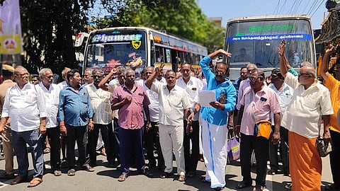 கும்பகோணம் | பணப்பலன்களை வழங்கக் கோரி அரசு போக்குவரத்து ஓய்வூதியதாரர்கள் சாலை மறியல்