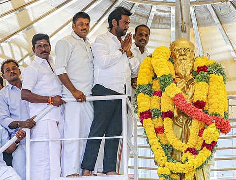 திருச்சி மத்திய பேருந்து நிலையம் அருகே உள்ள பெரியார் சிலைக்கு மாலை அணிவித்து மரியாதை செலுத்திய விஜயபிரபாகரன்.