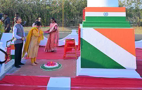 வேதாரண்யம் அருகே அகஸ்தியம்பள்ளியில் உப்பு சத்தியாகிரக நினைவு ஸ்தூபியில் ஆளுநர் மரியாதை