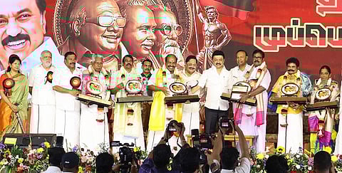 சென்னை நந்தனம் ஒய்எம்சிஏ மைதானத்தில் திமுக பவளவிழா, முப்பெரும் விழா நேற்று நடைபெற்றது. இதில், பெரியார், அண்ணா, கலைஞர், பாவேந்தர், பேராசிரியர், மு.க.ஸ்டாலின் பெயரிலான விருதுகளை முதல்வர் ஸ்டாலின் வழங்கினார். உடன், அமைச்சர்கள், எம்.பி.க்கள் மற்றும் கட்சியின் மூத்த நிர்வாகிகள்.படம்: ம.பிரபு