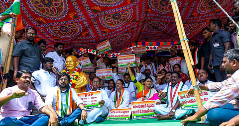 ராகுல் காந்திக்கு எதிரான மிரட்டல் பேச்சு: நாட்டின் பல பகுதிகளில் காங்கிரஸ் போராட்டம்