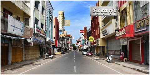 புதுவையில் மின் கட்டண உயர்வைக் கண்டித்து இண்டியா கூட்டணி சார்பில் முழு அடைப்புப் போராட்டம்  காரணமாக ஆட்கள் நடமாட்டம் இன்றி வெறிச்சோடி காணப்பட்ட நேரு வீதி.