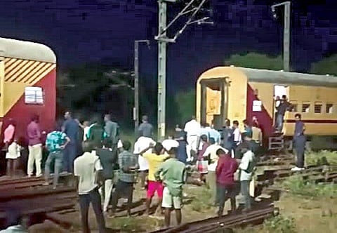 திருச்சி ரயில் நிலையத்திலிருந்து புறப்பட்ட சிறிது தூரத்தில் பெட்டிகள் கழன்று நிற்கும் சேது எக்ஸ்பிரஸ் ரயில்.