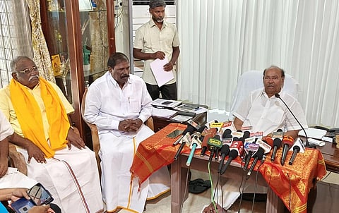 திண்டிவனம் அருகே தைலாபுரம் தோட்டத்தில் பாமக நிறுவனர் ராமதாஸ் செய்தியாளர்களிடம் பேசுகிறார். அருகில் கௌரவத்தலைவர் ஜி கே மணி உள்ளிட்டோர் உள்ளனர்.