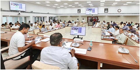 சென்னை தலைமைச் செயலகத்தில் தமிழக அரசின் முத்திரை திட்டங்கள் குறித்து அமைச்சர் உதயநிதி அதிகாரிகளுடன் ஆலோசனை நடத்தினார்.