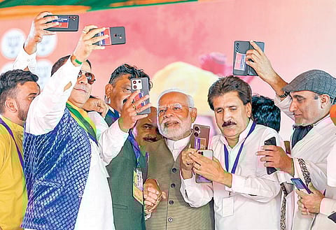 காஷ்மீரின்   நகரில் நேற்று நடைபெற்ற பாஜக பிரச்சார பொதுக் கூட்டத்தில் பிரதமர் மோடி பங்கேற்றார். மிகுந்த ஆர்வத்துடன் அவரோடு நெருங்கி நின்று செல்ஃபி எடுத்துக் கொண்ட கட்சியினர்.படம்: பிடிஐ