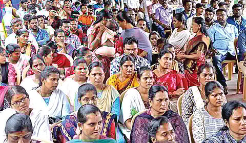 ஐடிஐ படித்தவர்களுக்கு மின்வாரிய காலிப் பணியிடங்களை வழங்கக் கோரி, சென்னை மின்வாரிய தலைமை அலுவலகத்தின் பின்புறம் நேற்று உண்ணாவிரத போராட்டம் நடைபெற்றது. படம்: ம.பிரபு