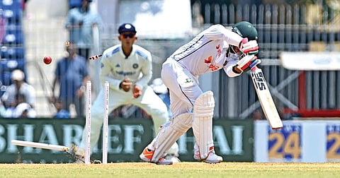 ஆகாஷ் தீப் பந்தில் போல்டான வங்கதேச அணியின் பேட்ஸ்மேன் ஜாகிர் ஹசன். படம்: எஸ்.சத்திய சீலன்