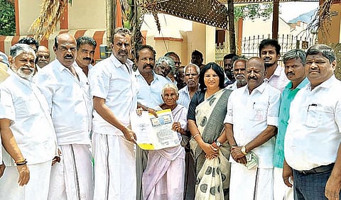 ஒரு ரூபாய்க்கு இட்லி விற்பனை செய்யும் கமலாத்தாளுக்கு 2 சென்ட் நிலத்திற்கான பத்திரத்தை வழங்கிய முன்னாள் அமைச்சர்  எஸ்.பி.வேலுமணி உள்ளிட்டோர்.