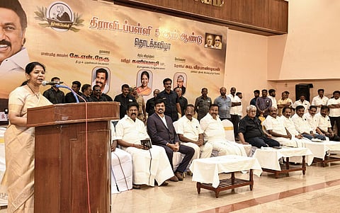 திராவிடப்பள்ளி 5-ம் ஆண்டு தொடக்கவிழாவில் கனிமொழி எம்.பி., பேசுகிறார்.| படம்: ஆர்.வெங்கடேஷ்